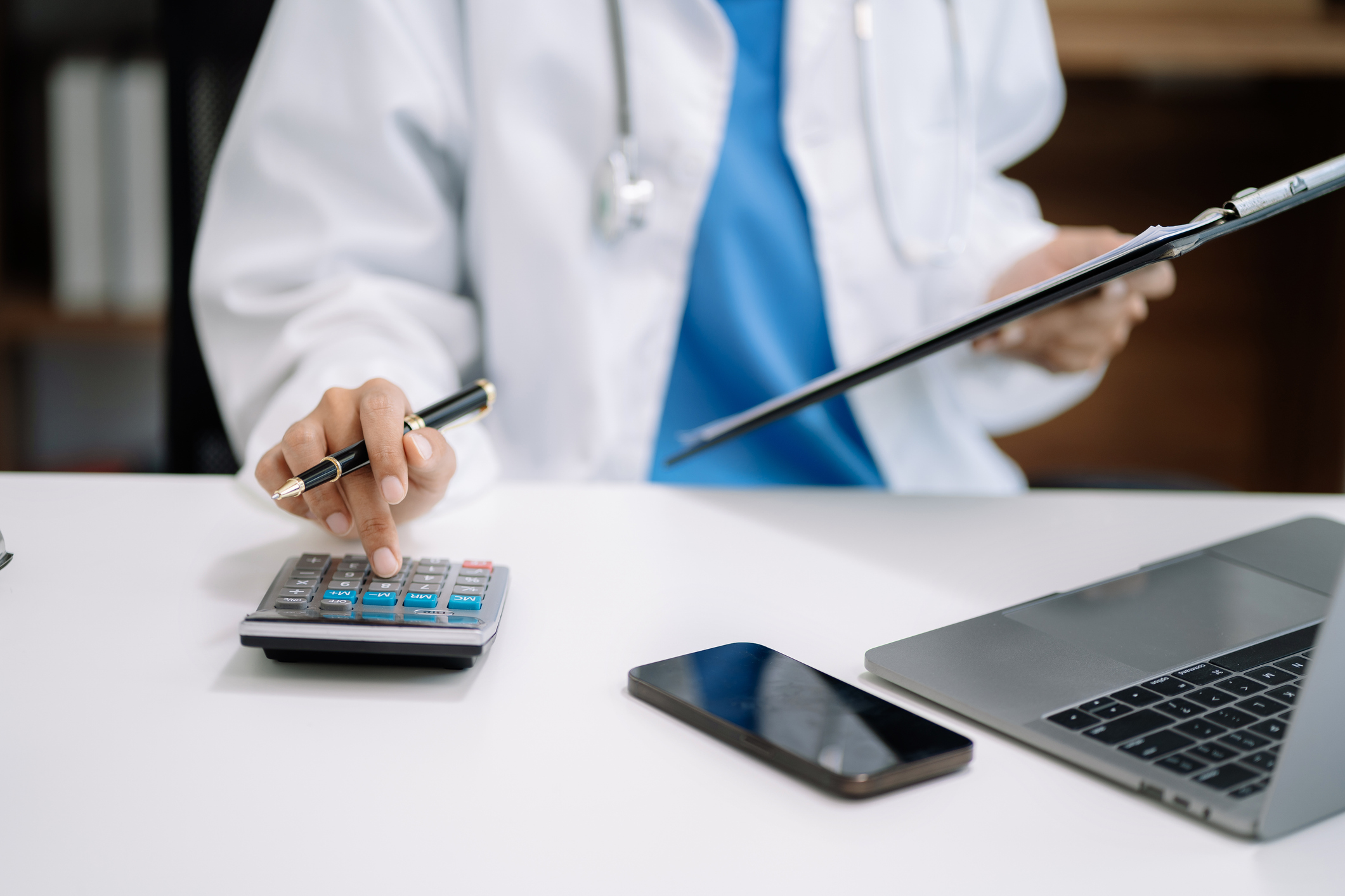 Discover top passive income ideas for physicians to generate extra income. Explore various streams for physicians to build passive income.
