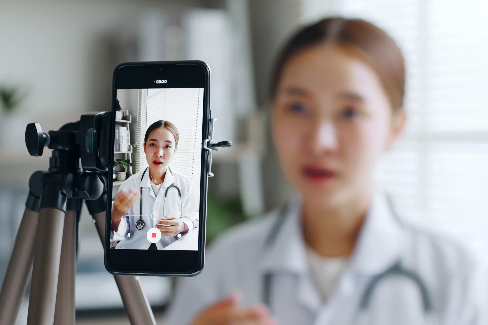 Discover ways for doctors to make extra income in 2025 through side gigs and medical expertise