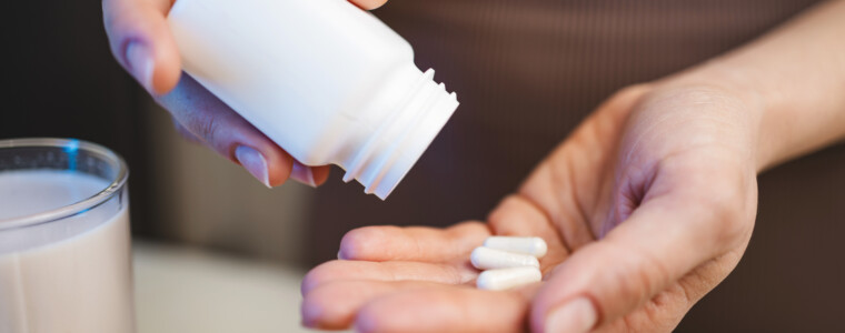 As creatine gains attention beyond sports nutrition, many providers are asking: should physicians recommend creatine to patients? Recent studies have explored creatine for medical use, highlighting its role in neurological conditions, muscle loss, and rehabilitation. Understanding the benefits of creatine for patients, alongside its safety and proper application, is essential as interest grows in creatine supplements in clinical practice. But is creatine safe for patients, and how does creatine use in healthcare settings fit into evidence-based medicine?