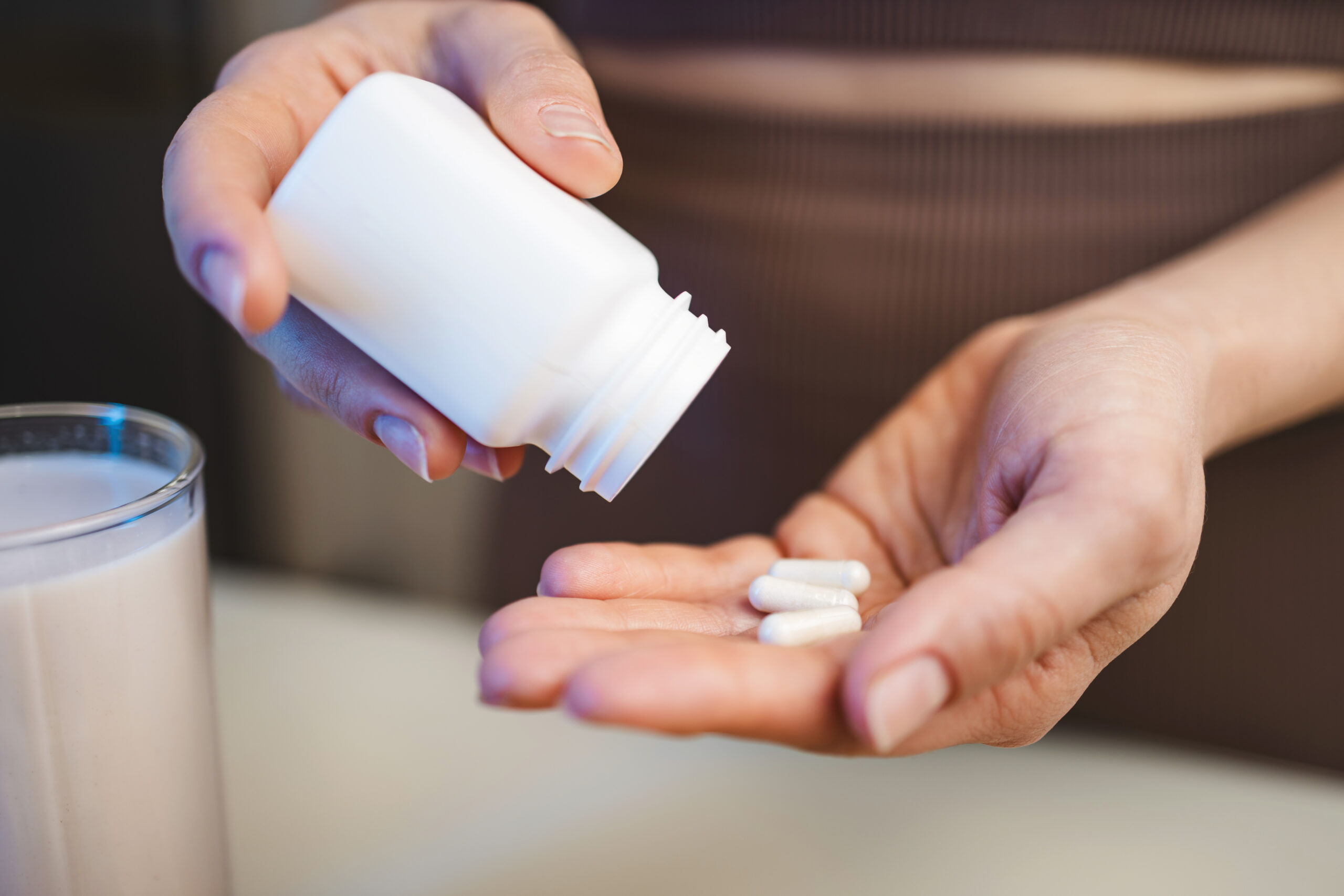 As creatine gains attention beyond sports nutrition, many providers are asking: should physicians recommend creatine to patients? Recent studies have explored creatine for medical use, highlighting its role in neurological conditions, muscle loss, and rehabilitation. Understanding the benefits of creatine for patients, alongside its safety and proper application, is essential as interest grows in creatine supplements in clinical practice. But is creatine safe for patients, and how does creatine use in healthcare settings fit into evidence-based medicine?