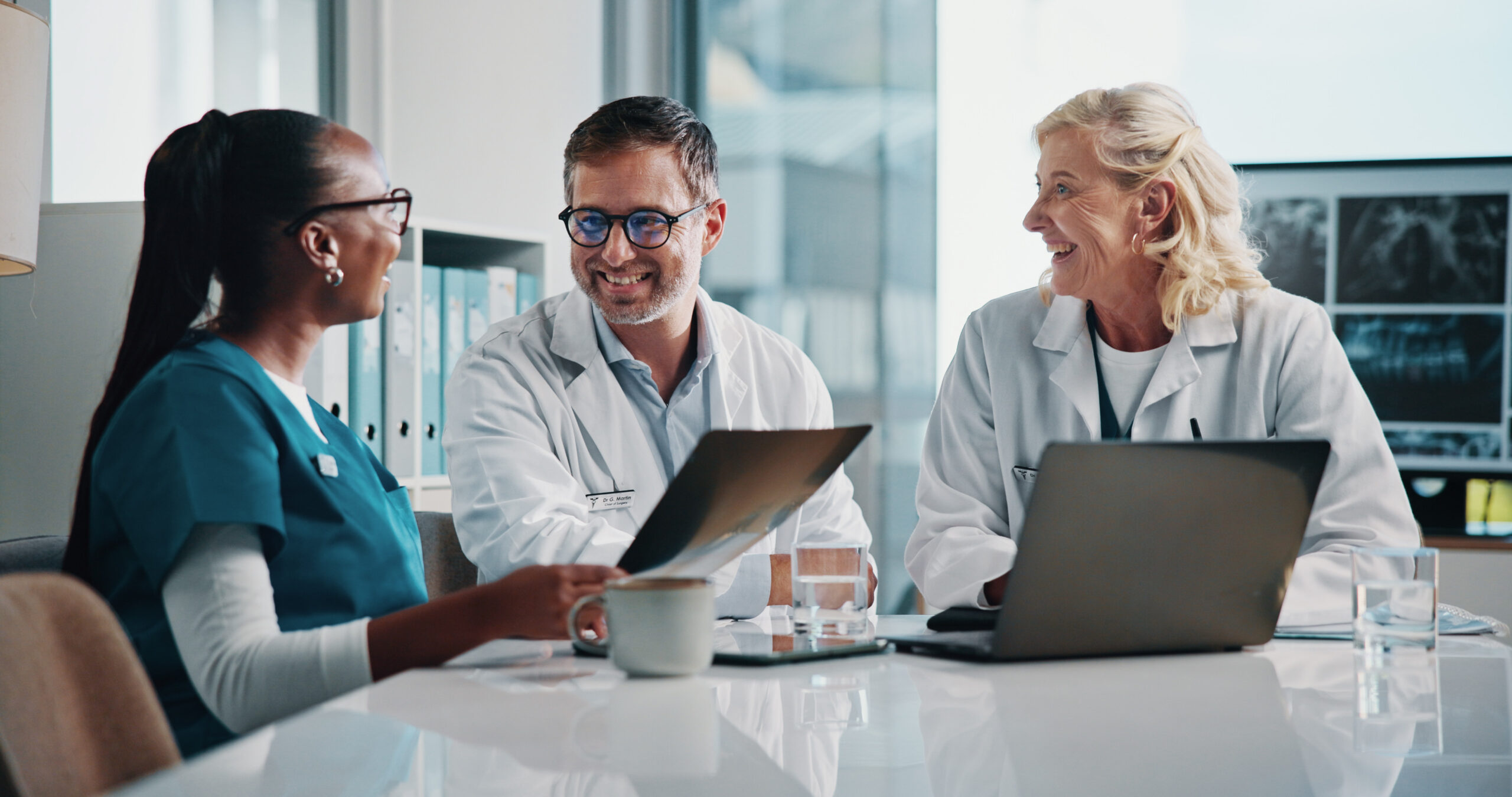 What’s the difference between paid market research opportunities, like paid medical surveys, and medical consulting opportunities from expert networks for physicians? Here, we break down the key differences to help you decide how best to invest your time when looking to earn extra income in healthcare.