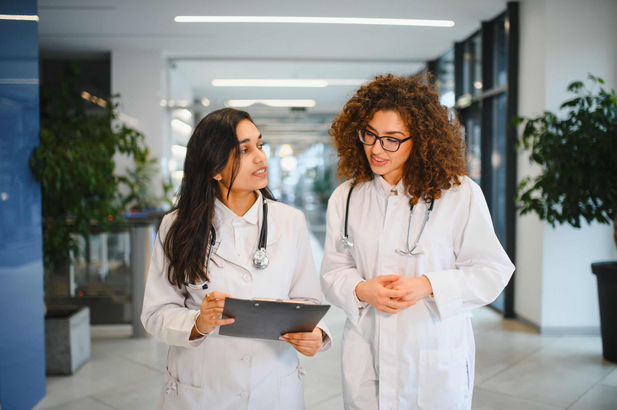 Improve clinical team communication with communication habits for doctors, clinical handover, teamwork in healthcare and structured communication.